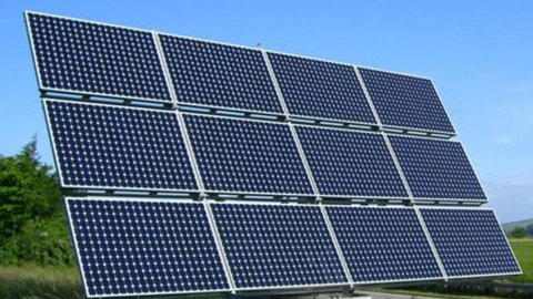 UE: é oficial a imposição de impostos sobre importações de painéis solares fabricados na China