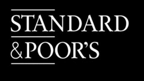 Standard & Poor’s taglia il rating dell’Italia da A+ ad A: vola lo Spread, la Borsa tiene
