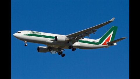 Alitalia, record a luglio: 2,6 milioni di passeggeri