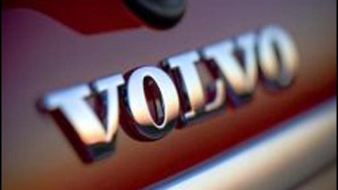 Volvo, Fitch alza il rating da BBB- a BBB