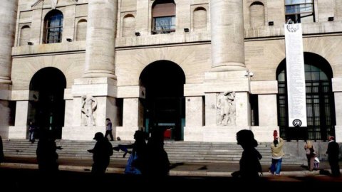 Bolsas de valores, Milão em alta para os banqueiros. Piazza Affari camisa preta da Europa