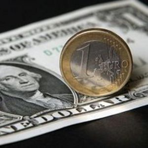 Euro mai così giù nel 2012, in attesa del vertice di Bruxelles