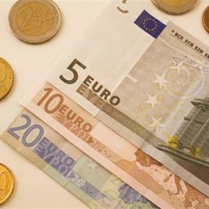 Valute: euro sotto 1,22 dollari, ai minimi da due anni