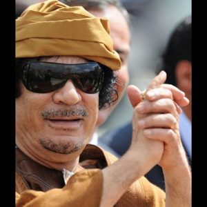 Taiat pe Gaddafi, 1,6 milioane de dolari viu sau mort