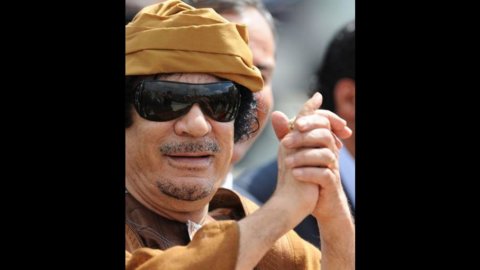 Taiat pe Gaddafi, 1,6 milioane de dolari viu sau mort