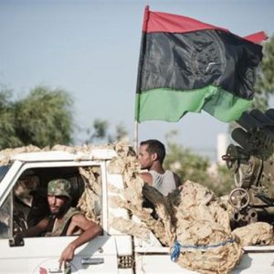 Libia: Gheddafi localizzato a Sirte, lealisti bombardano l’aeroporto di Tripoli