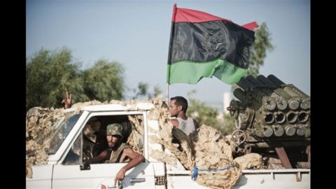 Libya: Gaddafi located in Sirte, loyalists bomb Tripoli airport