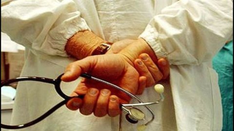 Manovra, pensioni: medici sul piede di guerra per lo stop al riscatto della laurea