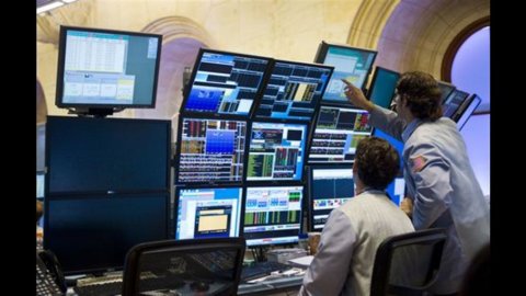 Borse: ancora giù, Milano la peggiore. Non basta la diga svizzera contro il franco
