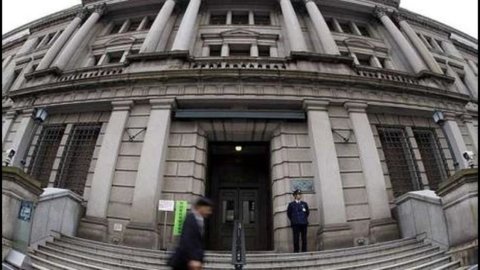 証券取引所：アジアは日銀の決定を待っている