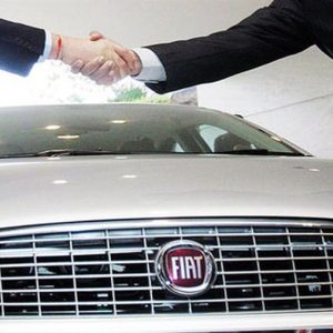 La canciller Angela Merkel se encuentra con John Elkann en el stand de Fiat en el Salón del Automóvil de Frankfurt