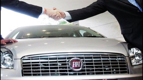 Канцлер Ангела Меркель встречается с Джоном Элканном на стенде Fiat на автосалоне во Франкфурте.