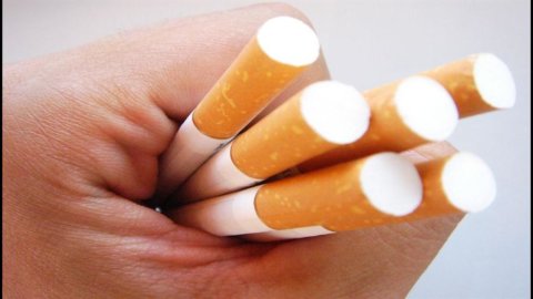 Cigarettes: close on smoking in the car and minors