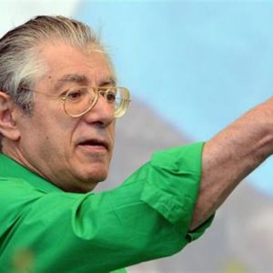 Bossi membuka kembali kebodohan pemisahan diri: "Italia tenggelam, alternatifnya adalah Padania"