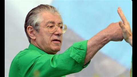 Bossi membuka kembali kebodohan pemisahan diri: "Italia tenggelam, alternatifnya adalah Padania"