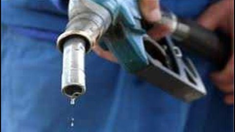 Benzina, all’Italia il record europeo: il prezzo medio supera di quasi 30 centesimi la media Ue