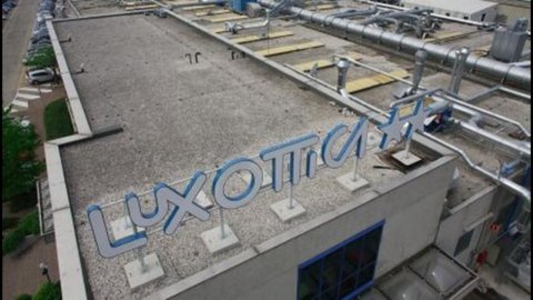 Luxottica, Standard & Poor's îmbunătățește perspectiva de la stabilă la pozitivă. Evaluări confirmate