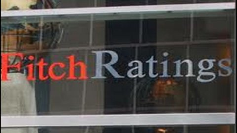 Fitch: „Alegeri neconcludente în Italia”. Și reduce ratingul la BBB+ de la A- cu perspectivă negativă