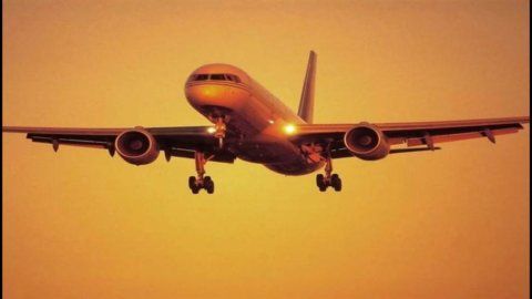 Aviões, Iata: a crise chega ao céu. Estimativas de transporte pioram em 2012