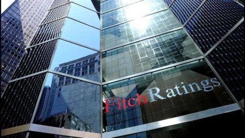 Fitch: “Probabile downgrade dell’Italia entro fine mese”