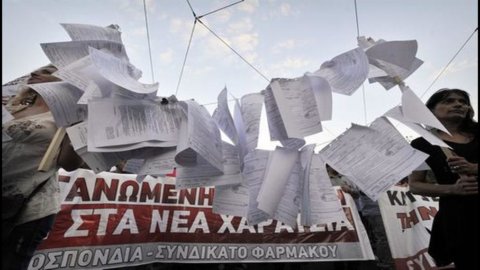 Grecia: la troika torna ad Atene, la città è nel caos