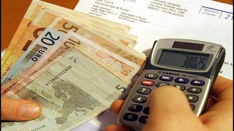 Istat: household purchasing power down by 0,2% in the second quarter, disposable income rising