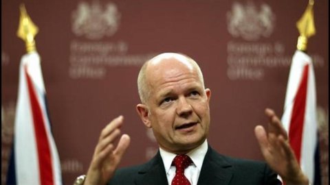 Ministro degli Esteri inglese: “L’euro è un monumento alla follia”