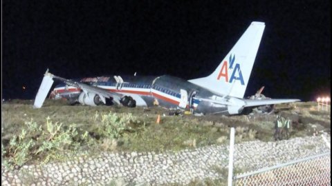 American Airlines cade in picchiata