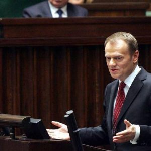 Wahlen in Polen heute: Ministerpräsident Tusk liegt vorn, Herausforderer Kaczynsky erholt sich