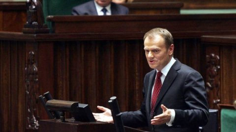 Oggi le elezioni in Polonia: il premier Tusk è in vantaggio ma lo sfidante Kaczynsky è in recupero