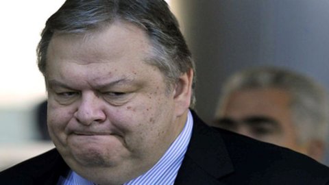 Grécia: troika sai de Atenas e Venizelos promete novos cortes