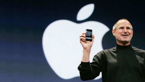 iPhone 4s, migliaia in coda per acquistare il simbolo della fine dell’era Jobs