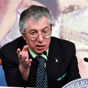 Bossi para o Cavaliere: "Alfano premier". Mas Berlusconi resiste: "Vou decidir depois da votação do relatório"