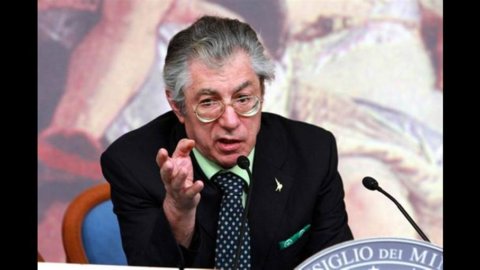 Bossi to the Cavaliere: "Alfano premier". But Berlusconi resists: "I will decide after the vote on the report"