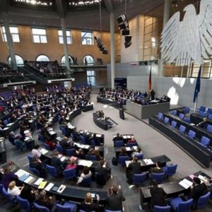 Banche Ue: voci su accordi per ricapitalizzare, dal Bundestag via libera a Merkel per Efsf