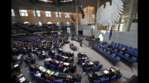 Banche Ue: voci su accordi per ricapitalizzare, dal Bundestag via libera a Merkel per Efsf