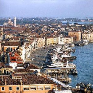 Enel वेनिस के बंदरगाह में गोदी के विद्युतीकरण के लिए व्यवहार्यता अध्ययन प्रस्तुत करता है