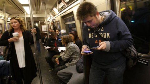 New York, l’iPhone della Apple va letteralmente “a ruba”