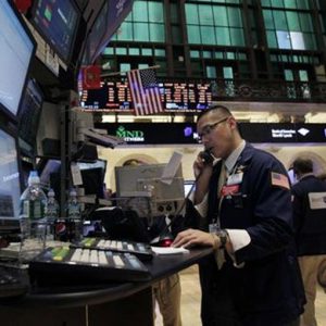 La Grecia manda al tappeto le Borse europee e Wall Street: Milano a -6,8%, banche ko,  spread a 455