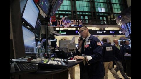 A Grécia bate as bolsas europeias e Wall Street: Milão em -6,8%, bancos ko, spread em 455