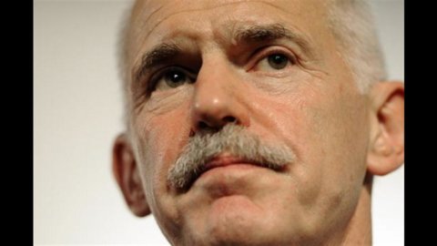 Greece, Papandreou risks falling