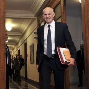 Grecia, Papandreou da marcha atrás en el referéndum