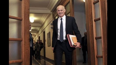 Grecia, Papandreou da marcha atrás en el referéndum