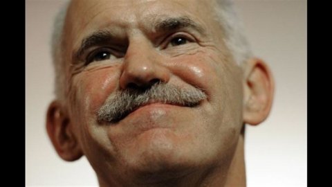 Grecia: Papandreou, fiducia o elezioni anticipate