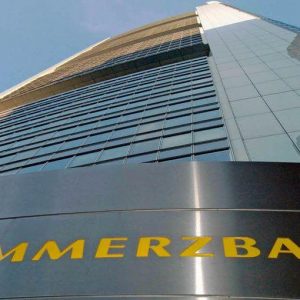 Commerzbank dimezza l’utile, tonfo in Borsa