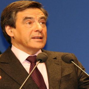 Francia, anticipata al 2017 la riforma delle pensioni: si lavorerà fino a 62 anni. Aumenta l’Iva
