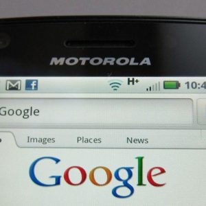 Apple battuta da Motorola in Germania: violati due brevetti, rischia blocco vendite. E Google ride..