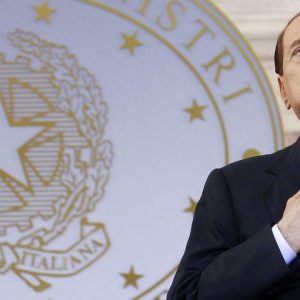 Banche e Berlusconi, la doppia incognita di Piazza Affari