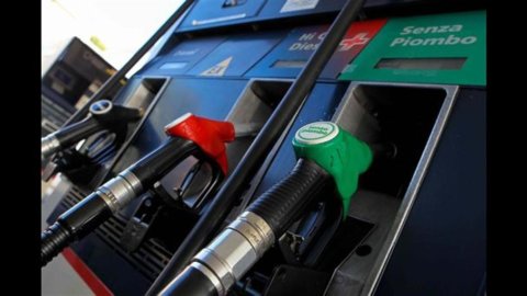 Benzina a 1,722 euro al litro, record in Europa