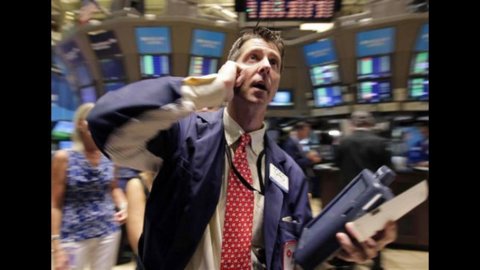 Allarme Italia: crolla la Borsa (-3,7%) e lo spread va a quota 570 con tassi sul Btp a 7,25%
